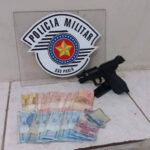 PM prende dupla após roubo a posto de combustível