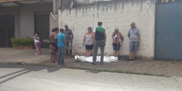 Homem de 79 anos sofre infarto fulminante e morre no meio da rua