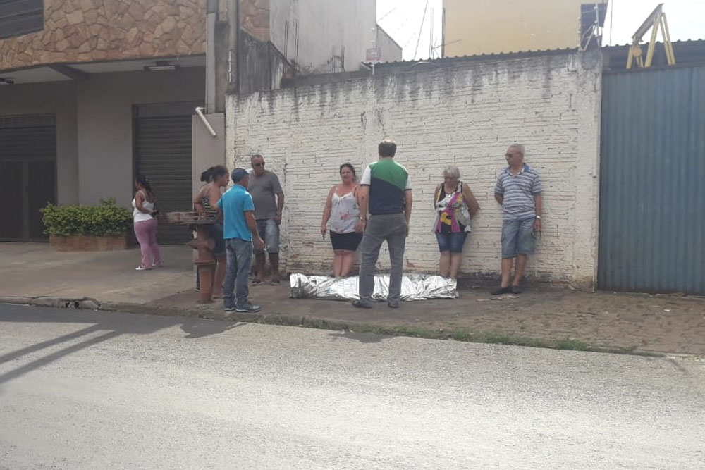 Homem de 79 anos sofre infarto fulminante e morre no meio da rua