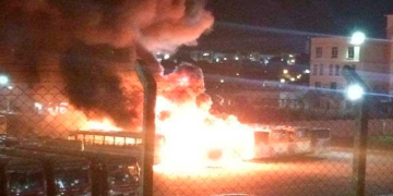 Incêndio de grandes proporções atinge garagem de ônibus nesta quinta-feira (15)