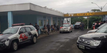 Homem é morto ao tentar atacar policiais com facão