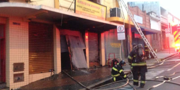 Incêndio destrói loja de tecidos no centro de Piracicaba