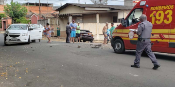 Homem passa mal ao volante e colide em carro estacionado, em Rafard