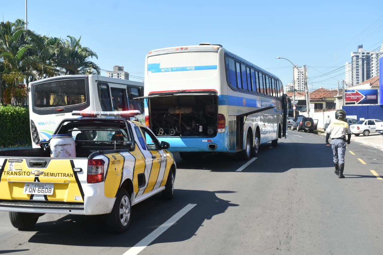 Ônibus quebrado deixa trânsito congestionado em avenida movimentada de Piracicaba (SP)