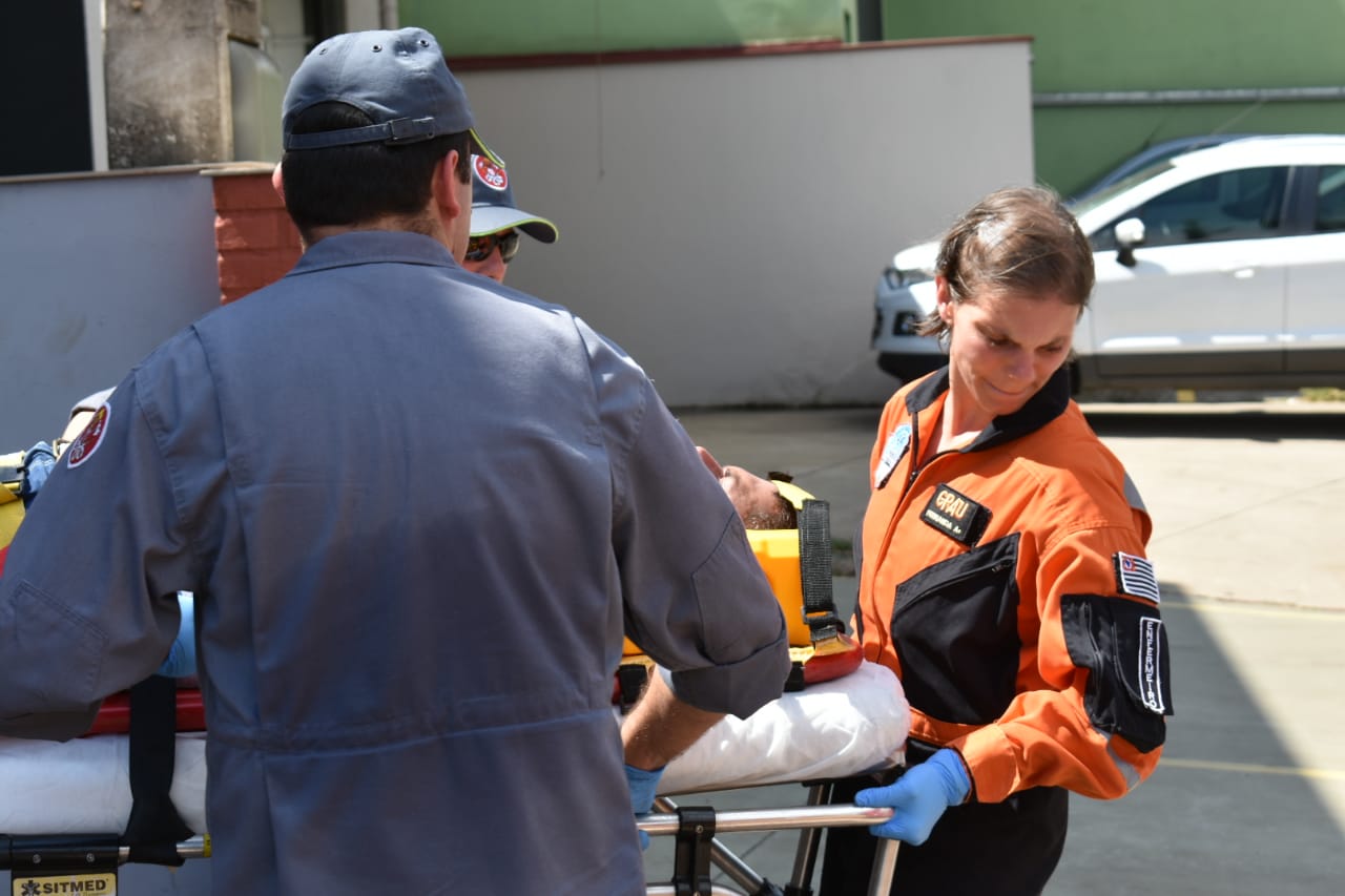 Motorista é fechado, perde controle de veículo e colide contra poste, em Piracicaba
