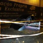Motorista de 34 anos cai em buraco com veículo e é socorrido em estado grave