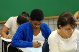 Reprovação no ensino médio público cai 62% em três anos, aponta Censo Escolar
