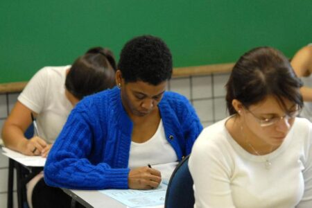 Reprovação no ensino médio público cai 62% em três anos, aponta Censo Escolar