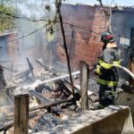 Incêndio destrói casa em comunidade de Capivari (SP)