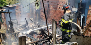 Incêndio destrói casa em comunidade de Capivari (SP)