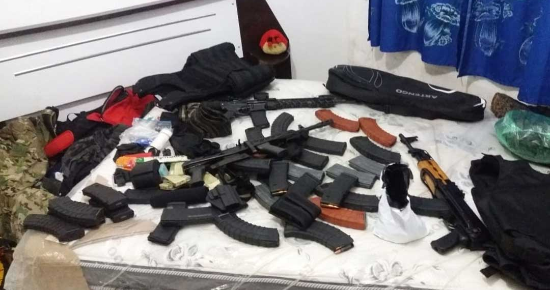 Duas pessoas armadas são mortas e metralhadoras apreendidas dentro da residência