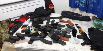 Duas pessoas armadas são mortas e metralhadoras apreendidas dentro da residência