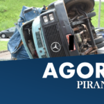 Caminhão carregado de papelão tomba na Geraldo de Barros, em Piracicaba