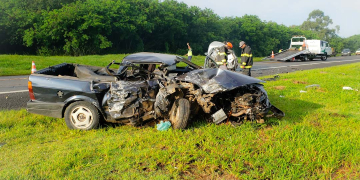 Colisão entre dois carros na manhã desta quarta-feira (13) deixa feridos em rodovia