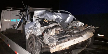 Após atropelar boi, carreta fica atravessada na Rodovia do Açúcar e causa grave acidente