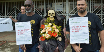 Trabalhadores municipais protestam em Piracicaba (SP) com encenações fúnebres