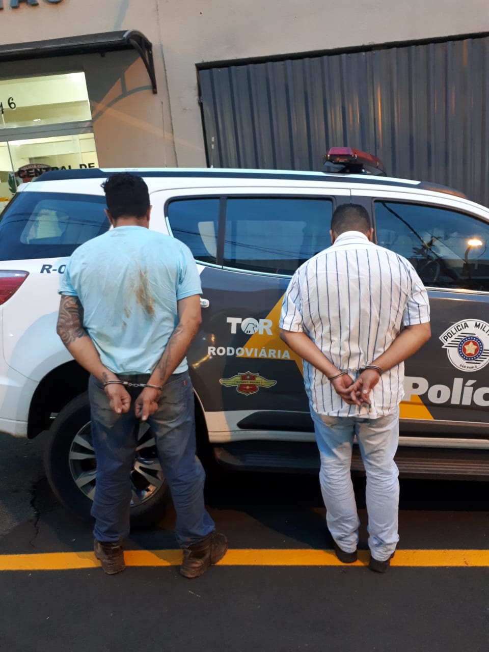 Dois homens são presos pela Polícia Rodoviária com caminhão-tanque roubado