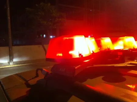 Homem foragido faz irmão de 60 anos refém e é preso pelo BOPE