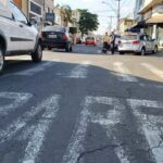 Carro para na calçada após colisão em cruzamento