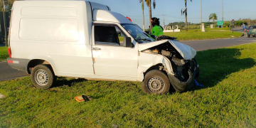 Mulher fica ferida após acidente entre dois carros em rodovia