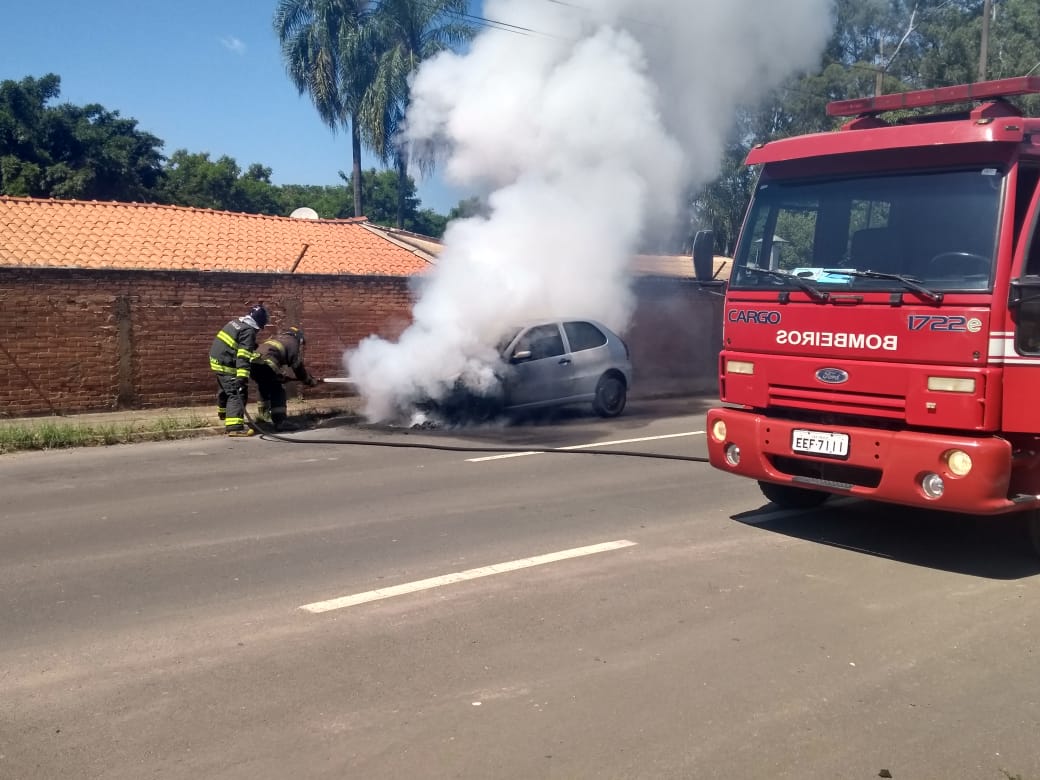 Veículo pega fogo em avenida de Piracicaba e Corpo de Bombeiros é acionado
