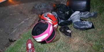 Colisão entre carro e moto deixa duas pessoas feridas em rodovia