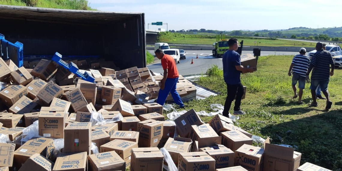 Tombamento de carreta causa lentidão na Rodovia dos Bandeirantes