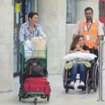 Atriz Claudia Rodrigues recebe alta e deixa hospital em São Paulo