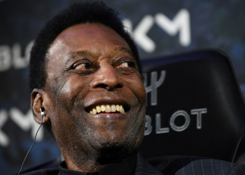 Pelé permanece internado em Paris, informa assessoria do ex-jogador