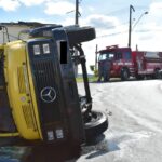 Caminhão tomba em avenida de Piracicaba (SP) e congestiona trânsito