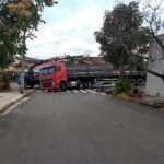 Carreta tenta fazer curva, derruba carga e causa congestionamento em Piracicaba