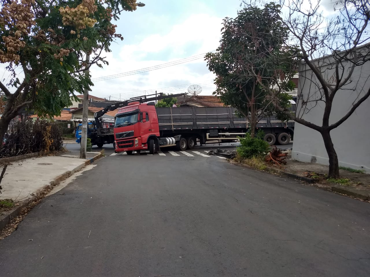 Carreta tenta fazer curva, derruba carga e causa congestionamento em Piracicaba