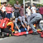 Motorista faz conversão proibida e causa grave acidente no centro de Piracicaba