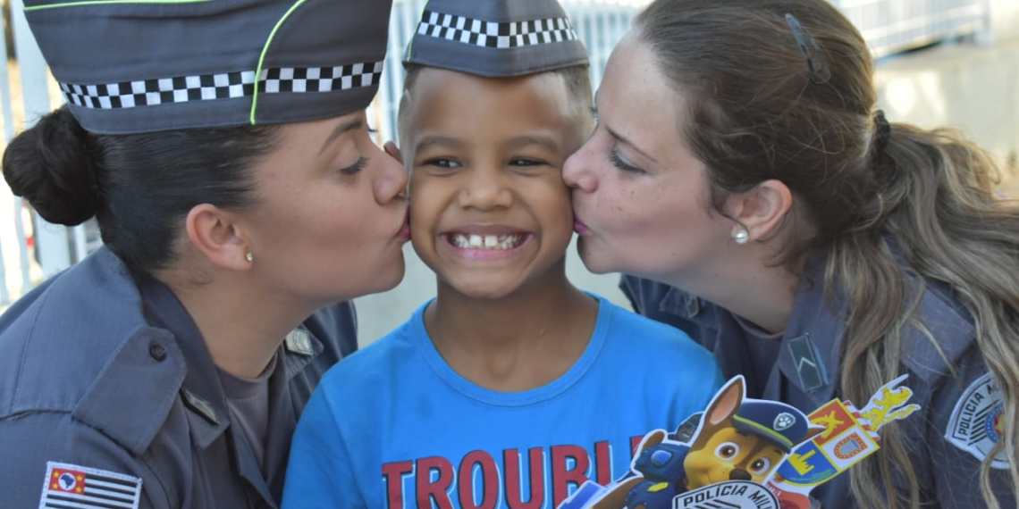 Em Piracicaba, menino de sete anos realiza sonho de comemorar aniversário no quartel da Polícia Militar