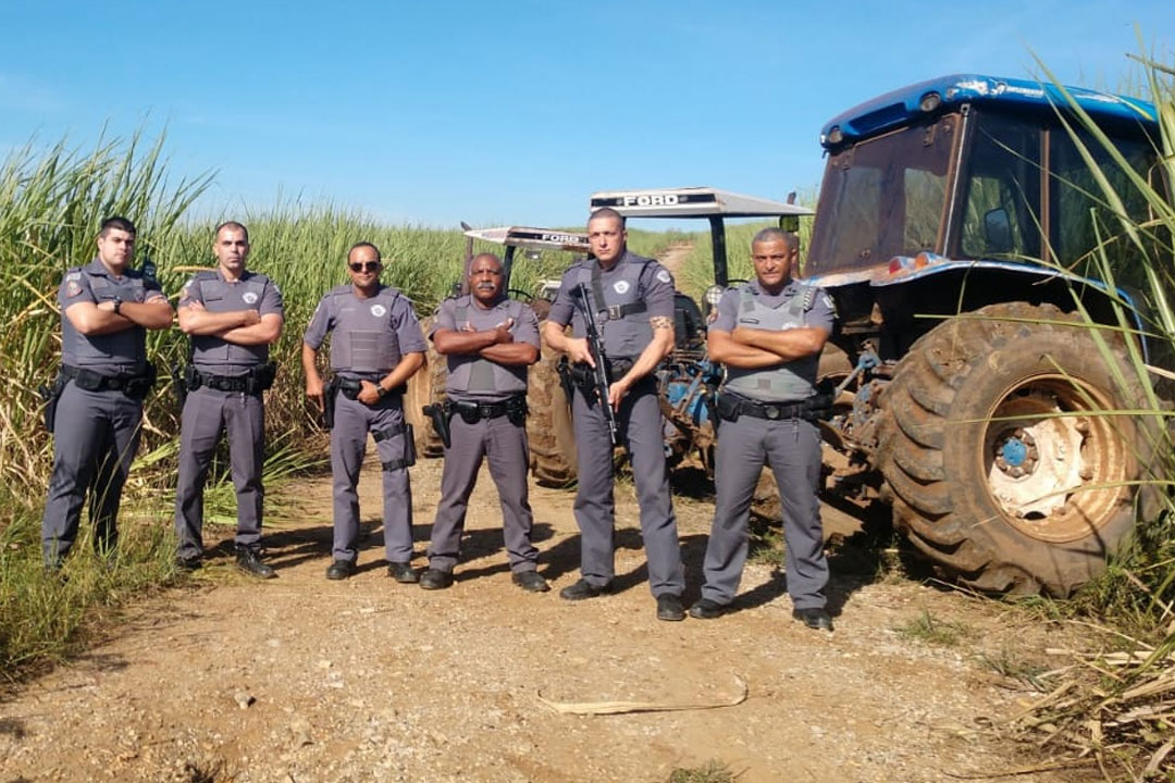 PM localiza tratores furtados em canavial de Mombuca