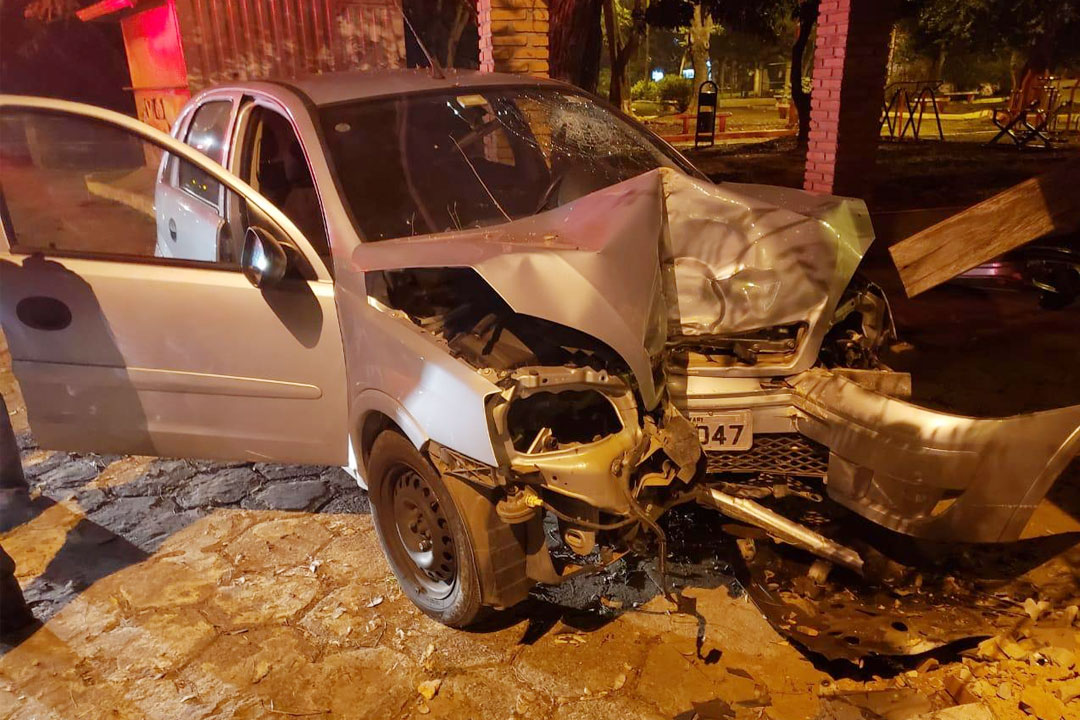 Em Rafard, motorista de 26 anos fica ferido após colidir contra pilar