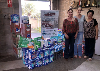 Danny Giannetti, proprietária do ECPA (ao centro), fez a entrega das doações a Sandra Negri, presidente do Fussp, e Célia Orlandin.