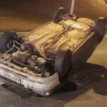 Carro capota e fica destruído em avenida de Piracicaba (SP)