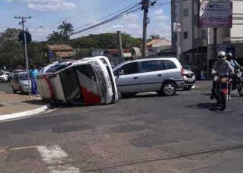 Jovem de 18 anos dirige pela primeira vez e bate em viatura da PM