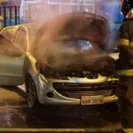 Carro pega fogo e mobiliza o Corpo de Bombeiros em Piracicaba (SP)
