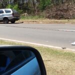 Carro derruba poste após acidente em Piracicaba