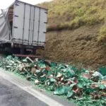 Acidente com carreta espalha carga de cerveja na rodovia Americana-Limeira