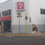 Em Iracemápolis, criminosos explodem banco, fazem reféns e causam destruição