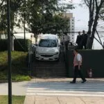 Motorista erra entrada e carro fica preso em escada de shopping nesta tarde (04)