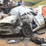 Caminhão desgovernado passa por cima de carro e mata motorista