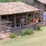 A Fazenda: Thayse Teixeira dá bronca nas galinhas