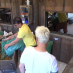 A Fazenda: Viny ensina novas tarefas para Jorge