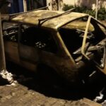 Carro antigo pega fogo e mobiliza bombeiros em Piracicaba (SP)