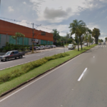 Motorista é flagrado descendo de carro completamente nu em avenida de Piracicaba