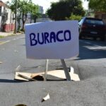 Buraco em rua de Piracicaba quase causa acidente de trânsito e revolta moradores